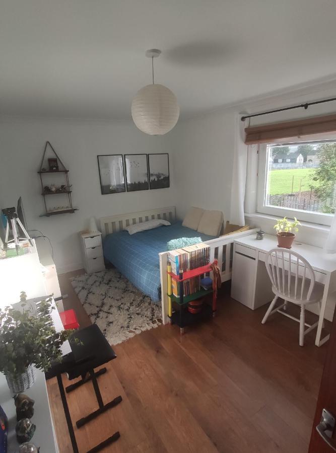 Single Bedroom In Quiet Neighbourhood Glasgow Exterior photo